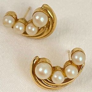 Richelieu Earrings Four Faux Pearls On A Gold Tone Semicircle